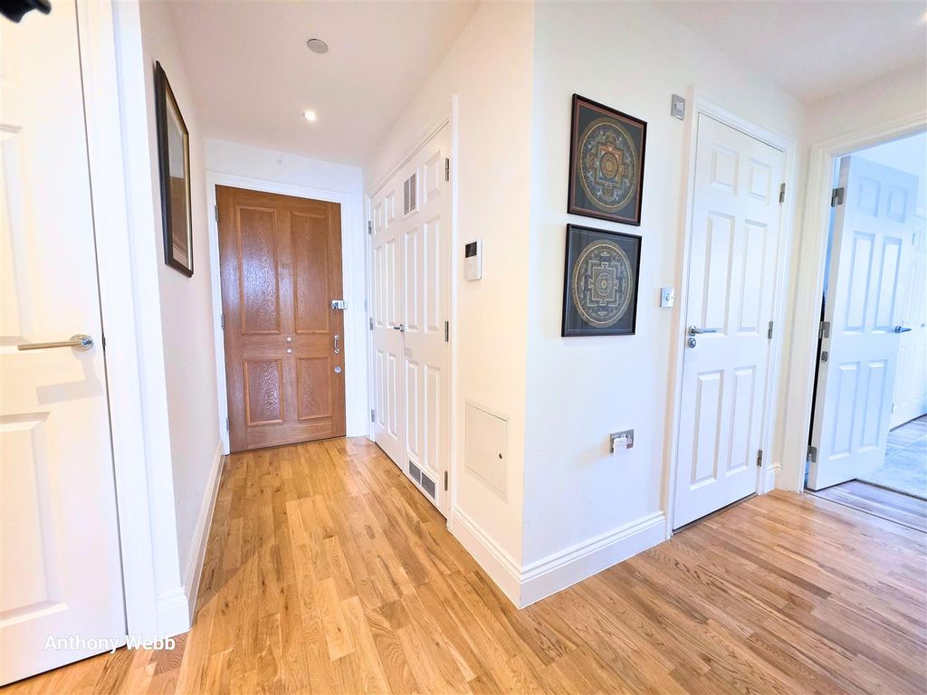 Property photo 3 of 17 Hallway