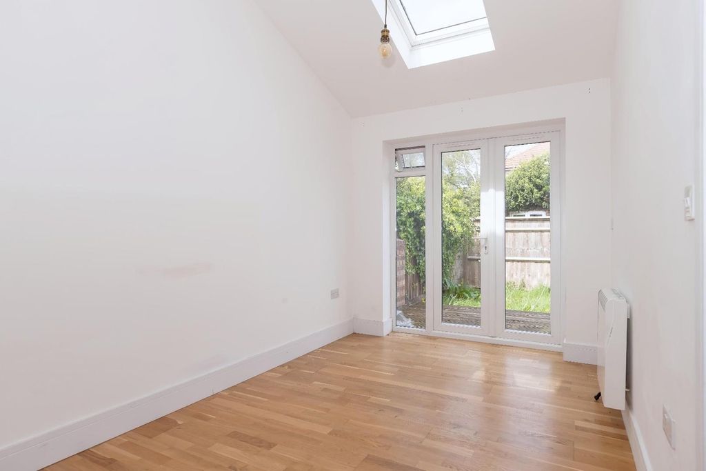 Property photo 2 of 16 Crabtree Lane_4.Jpg
