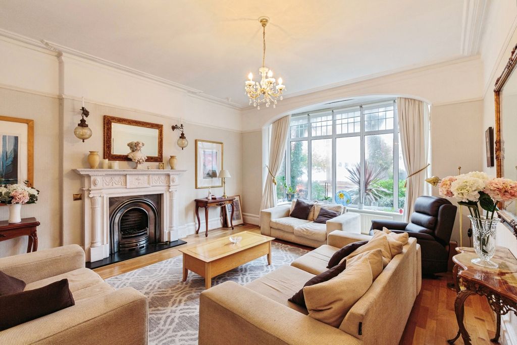 Property photo 3 of 18 Photo