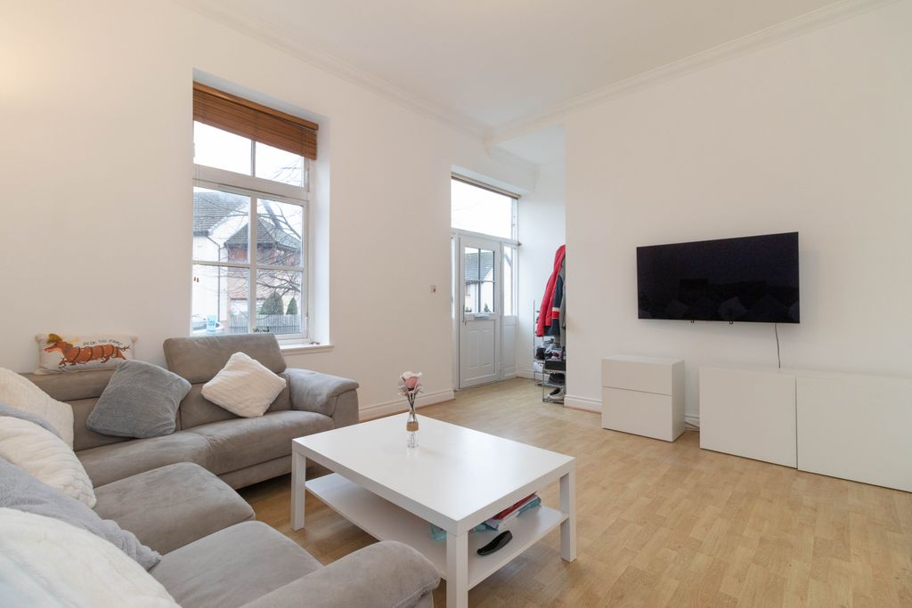 Property photo 2 of 24 Lounge