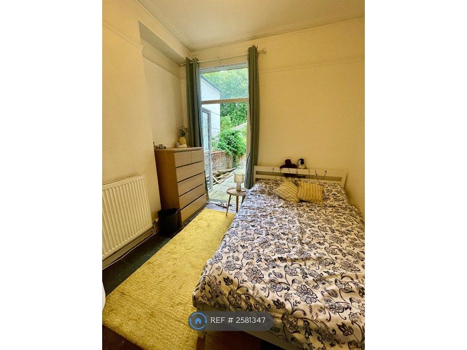 Property photo 3 of 11 Double Bed