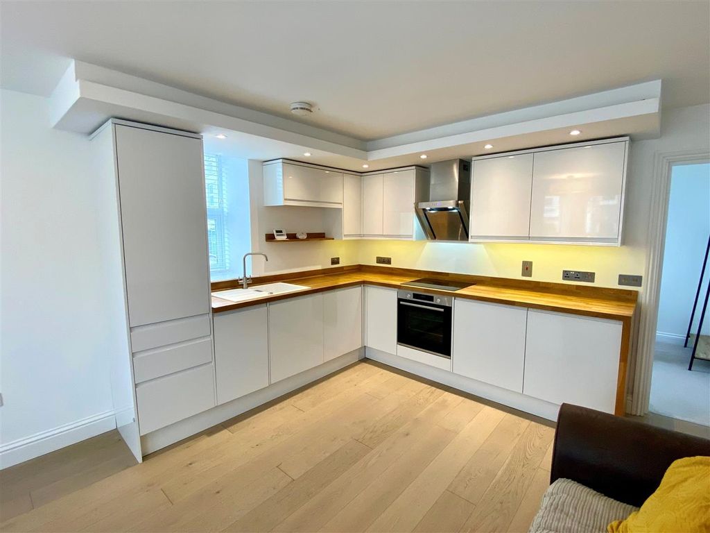 Property photo 3 of 9 Flat 8, 10-12 Tolcarne Road Kitchen