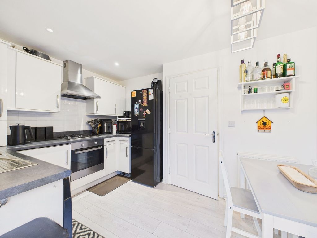 Property photo 3 of 8 Kitchen