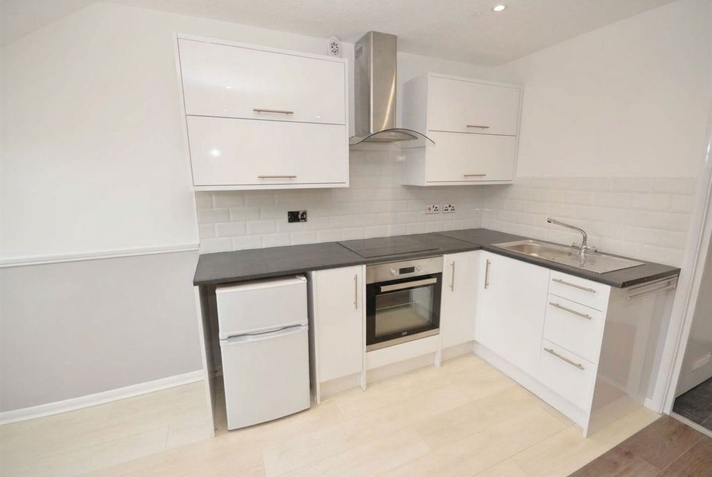 Property photo 2 of 6 Kitchen