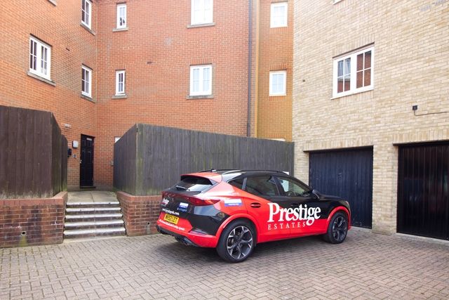 Property photo 2 of 11 Garage &amp; Parking