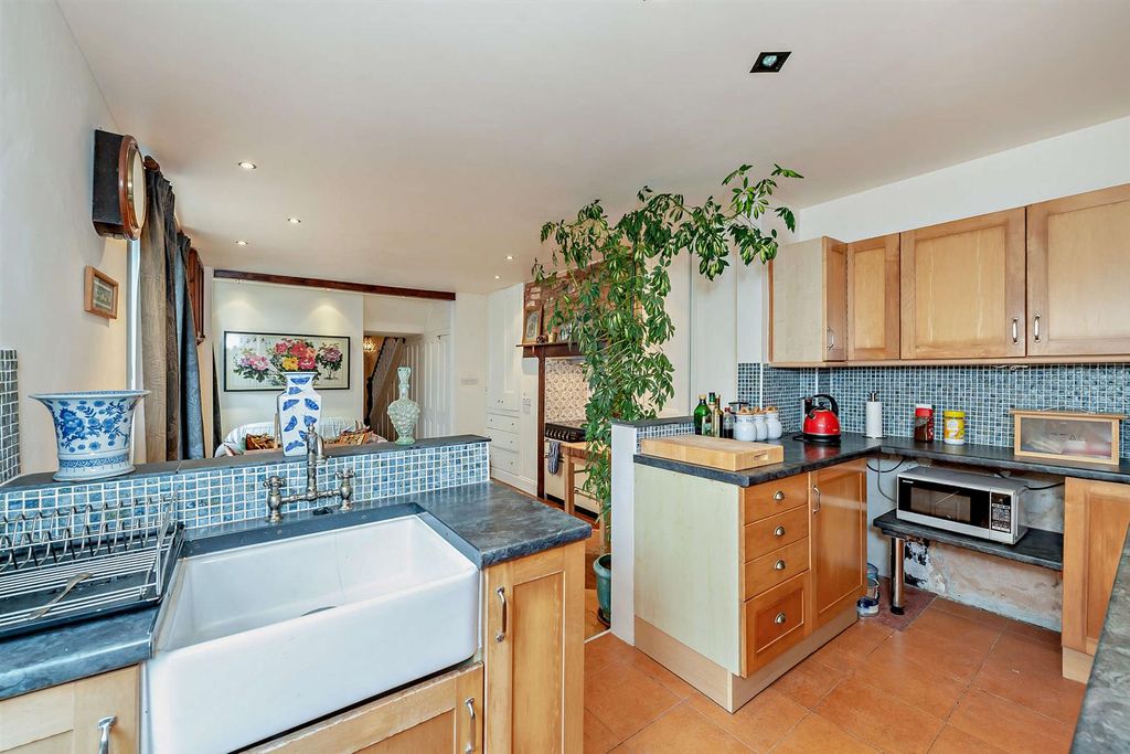 Property photo 3 of 21 8660047-Interior07-800.Jpg