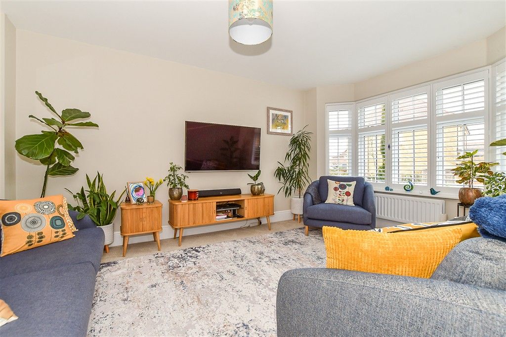 Property photo 3 of 14 Lounge