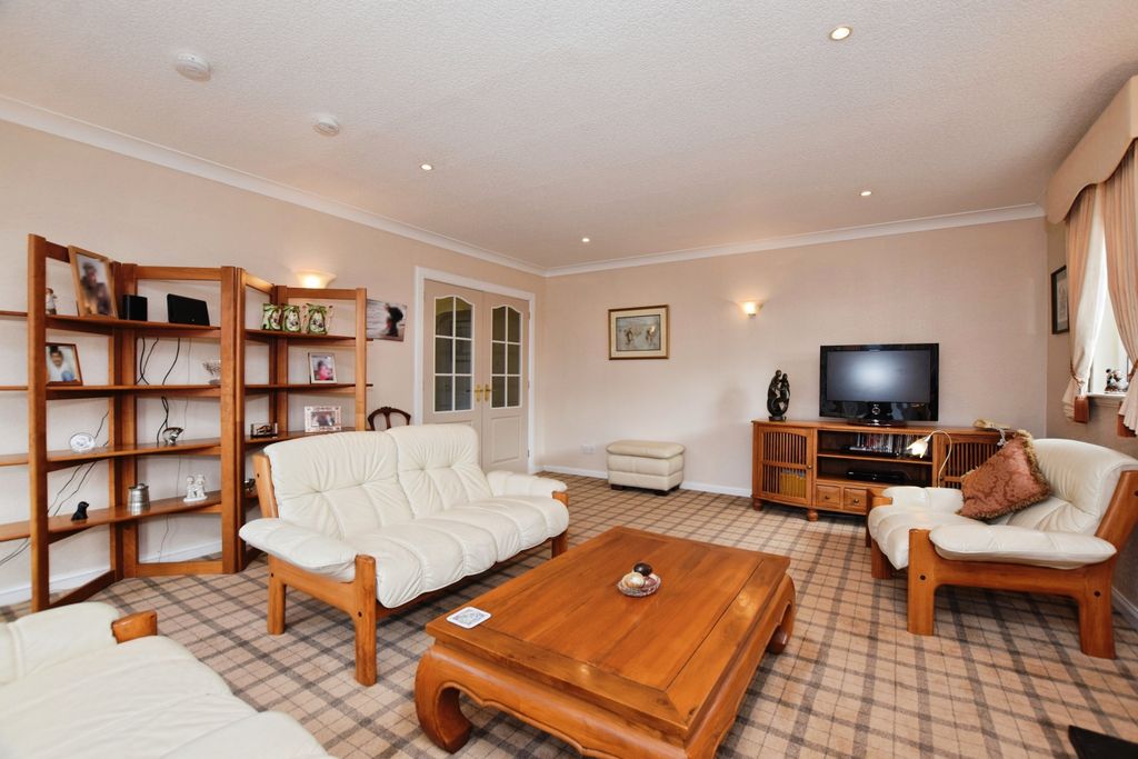 Property photo 3 of 15 Lounge