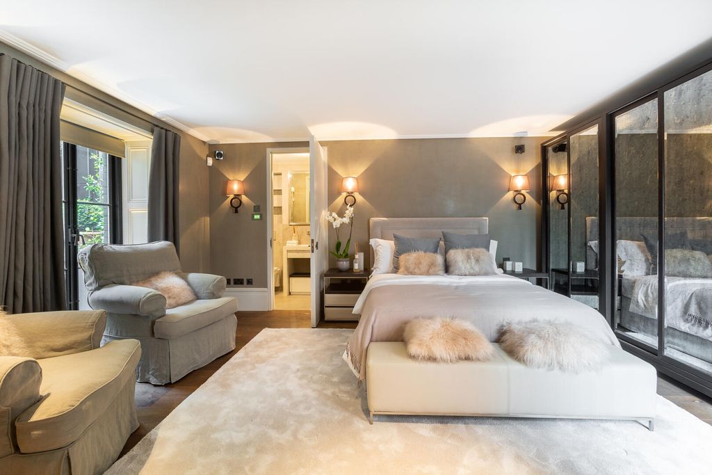 Property photo 1 of 4 Bedroom