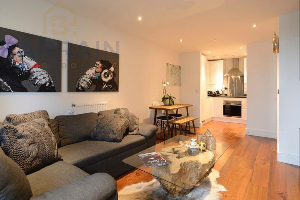 Property photo 2 of 7 Flat For Sale, Lincoln Plaza, London, E14 By Barrain London Estate Agency (Living Room)