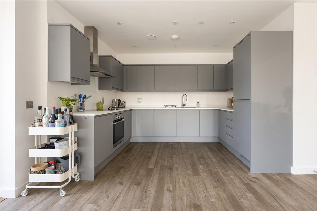 Property photo 2 of 31 Brunner Road, E17