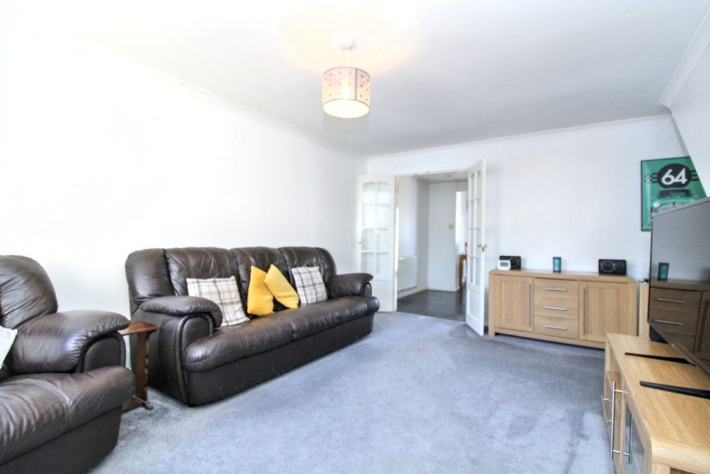 Property photo 3 of 18 Lounge