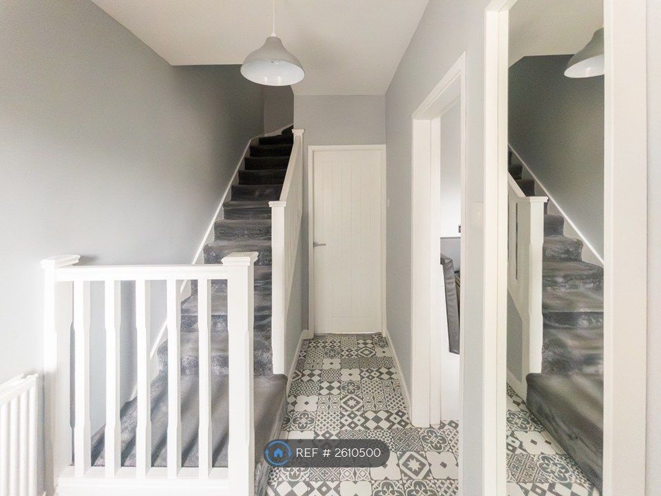 Property photo 2 of 28 Entrance Hall