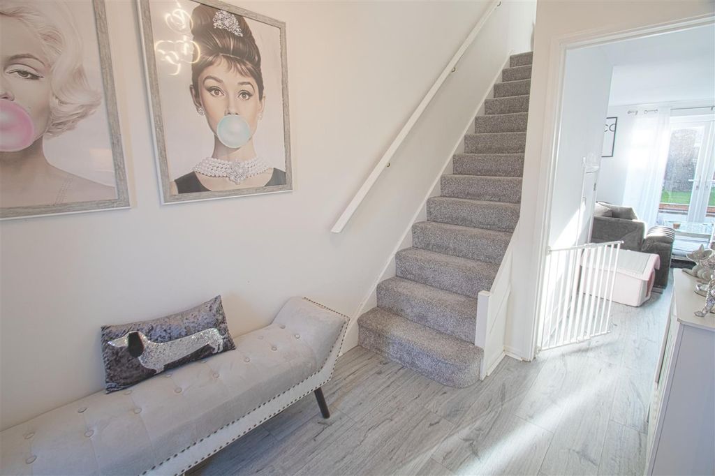 Property photo 3 of 14 Hallway