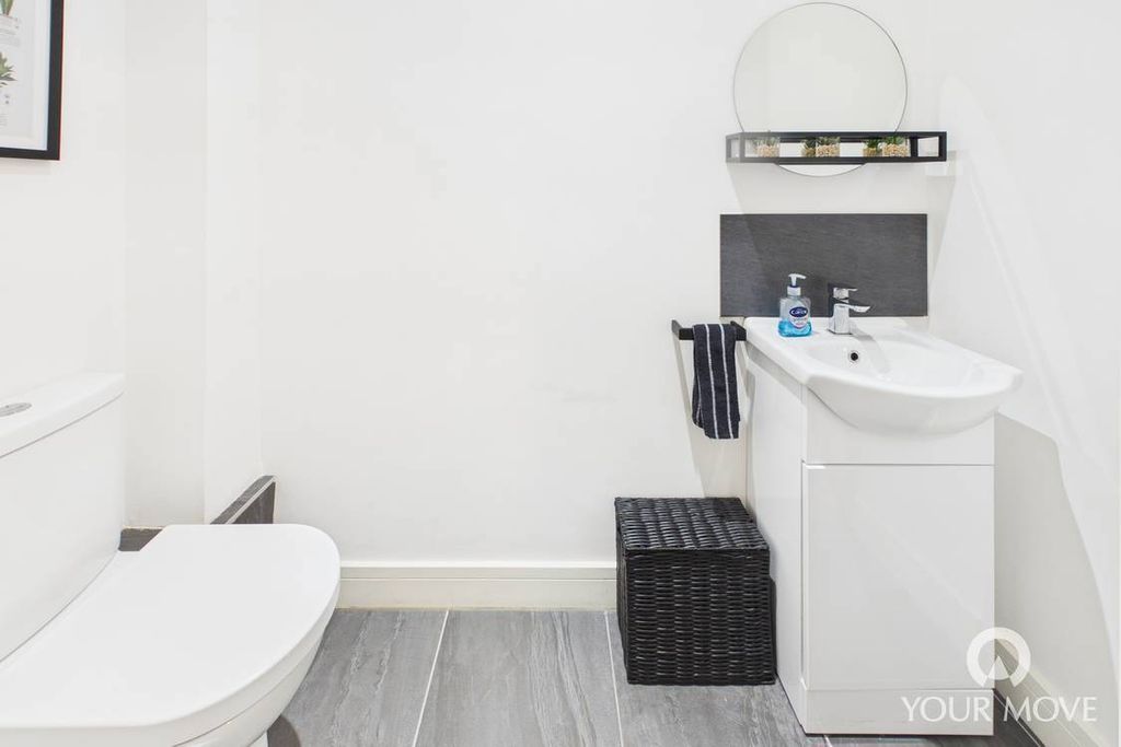 Property photo 3 of 22 Cloakroom