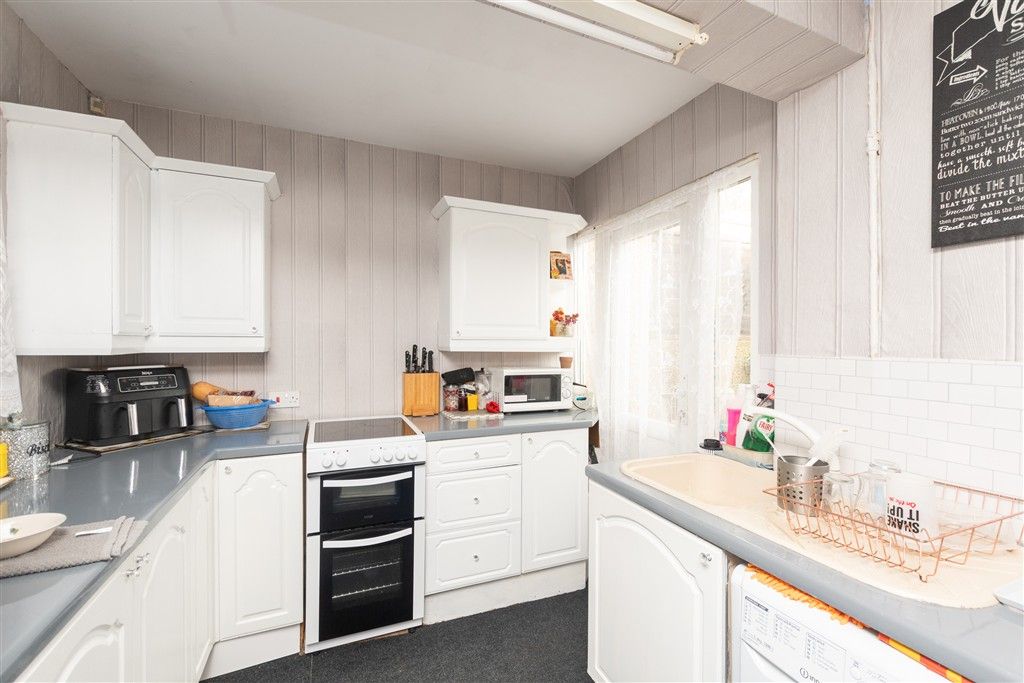 Property photo 3 of 7 Kitchen