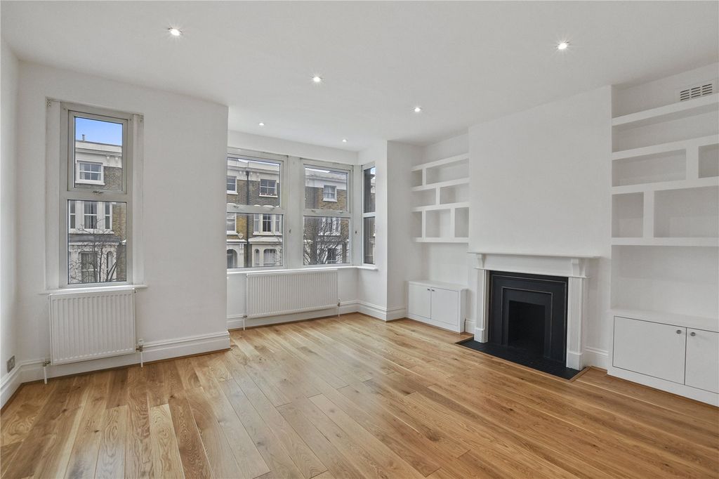 Property photo 1 of 6 Living Room