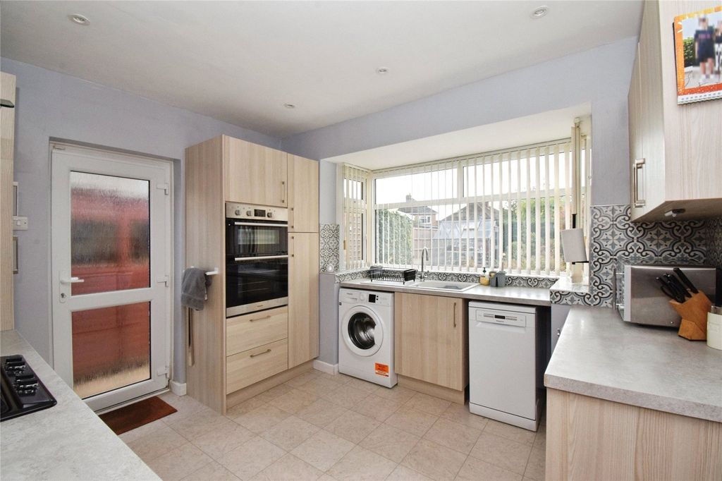 Property photo 3 of 19 Kitchen