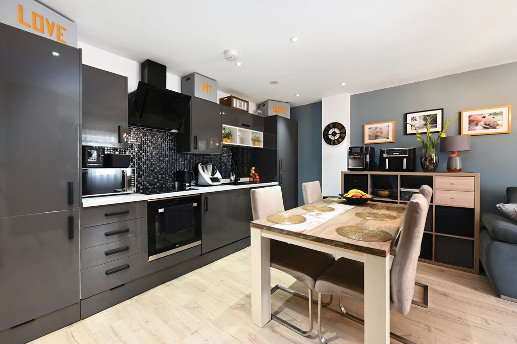 Property photo 3 of 7 Flat 7, 46 London Rd (5)