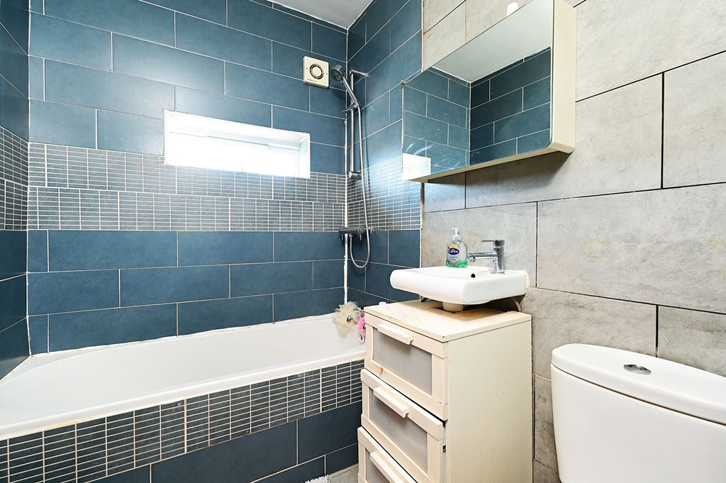 Property photo 2 of 6 Bathroom