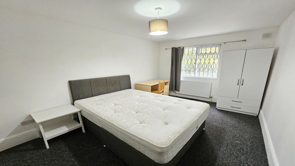 Property photo 1 of 12 Large Apartment - Bills Included