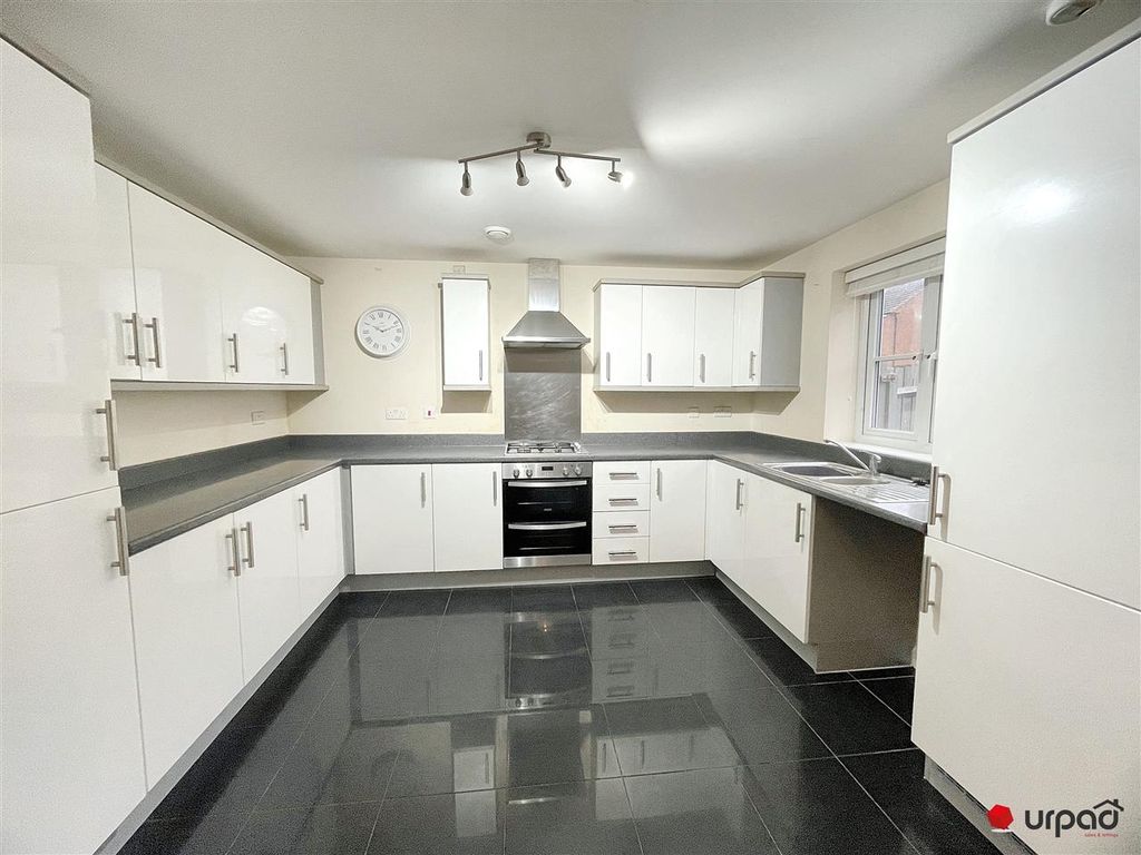 Property photo 3 of 17 Kitchen