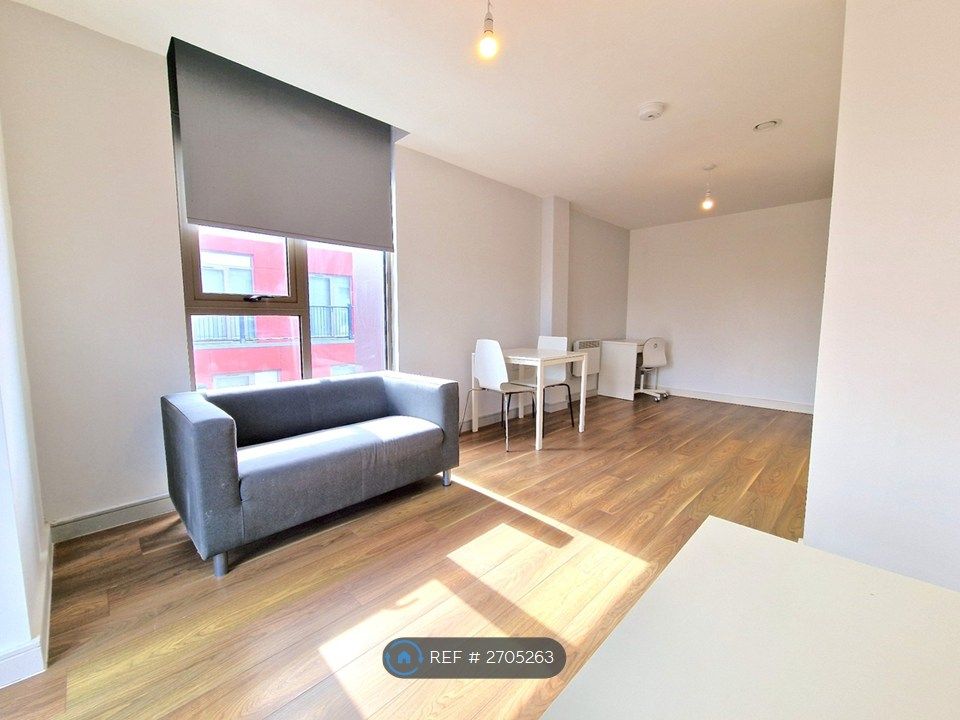 Property photo 1 of 18 Living Room