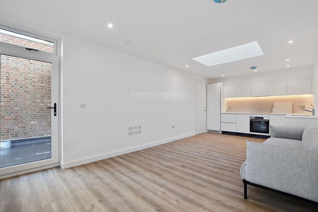 Property photo 2 of 14 11-E783Gchmf - 3 Solent Lodge - Reception 4-Origin