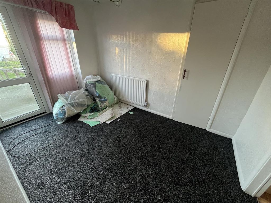 Property photo 3 of 9 Lounge 2