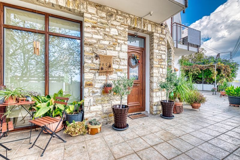 Property photo 1 of 22 Front Veranda