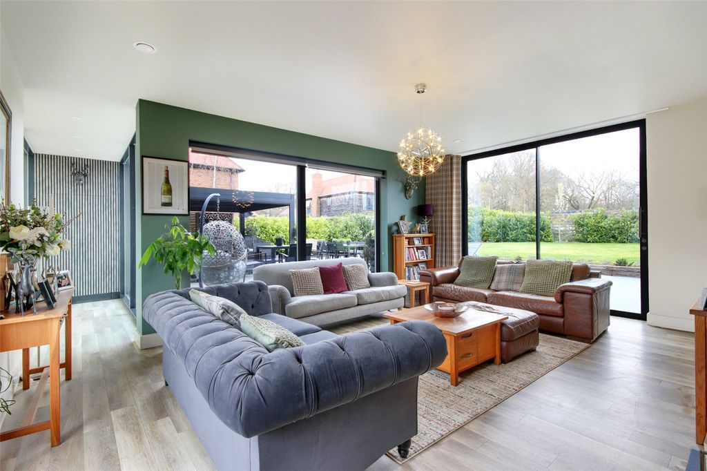 Property photo 2 of 18 Sitting Room