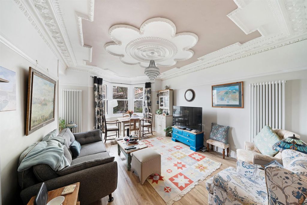 Property photo 3 of 12 Lounge