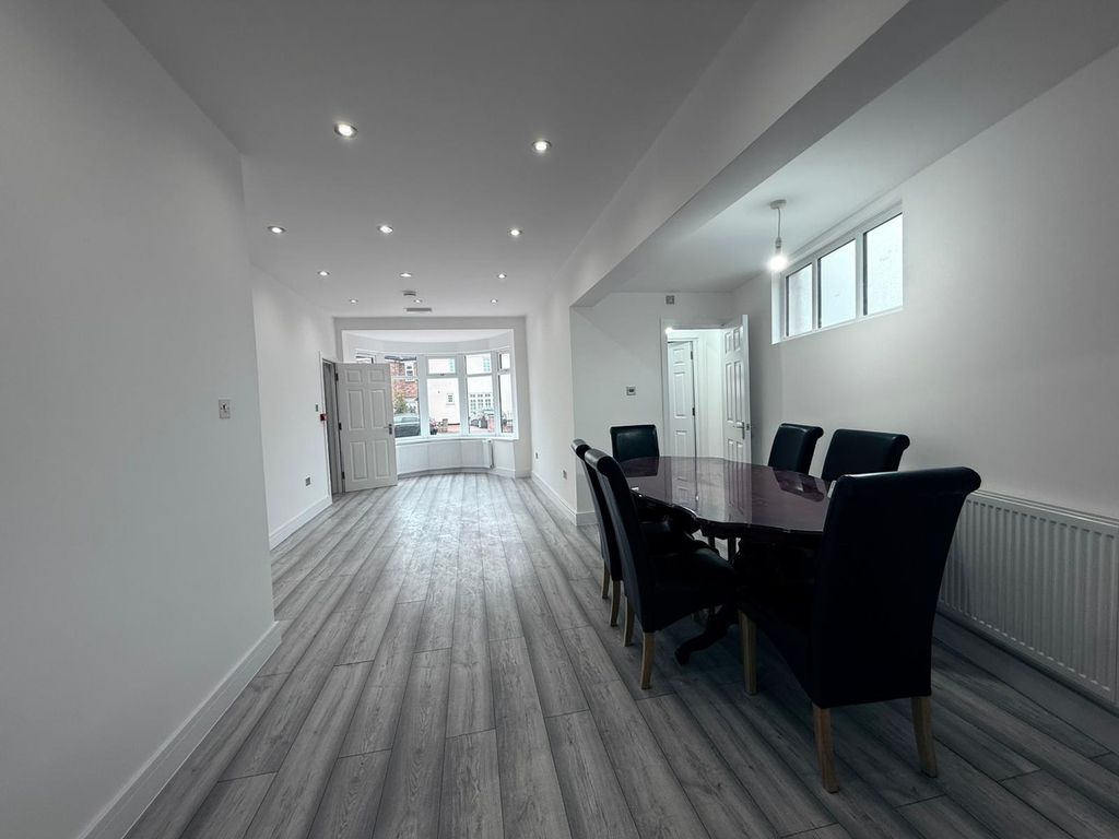 Property photo 2 of 11 Gallery