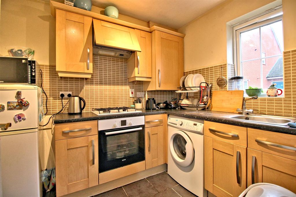 Property photo 3 of 12 Kitchen