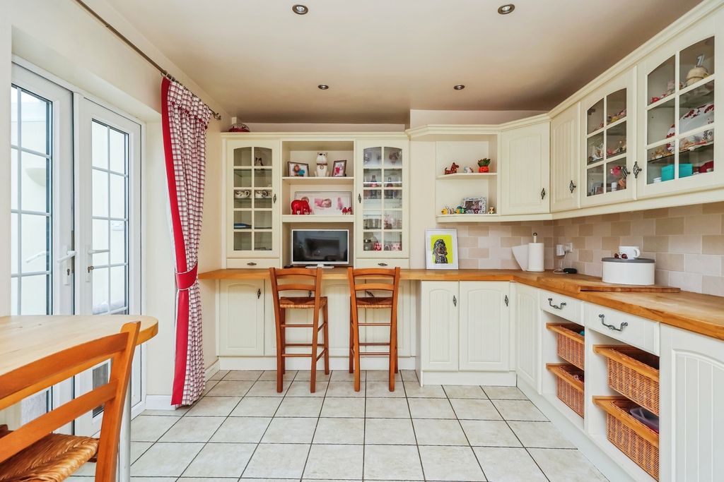 Property photo 3 of 18 Fitted Kitchen