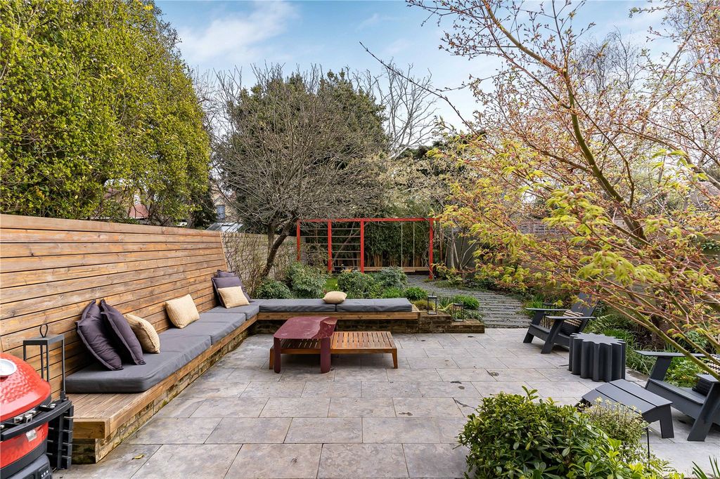 Property photo 3 of 24 Garden