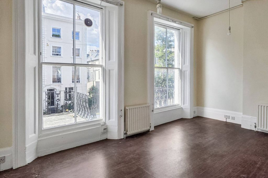 Property photo 2 of 12 24 Moorhouse Road, Notting Hill, London W2 5Dj