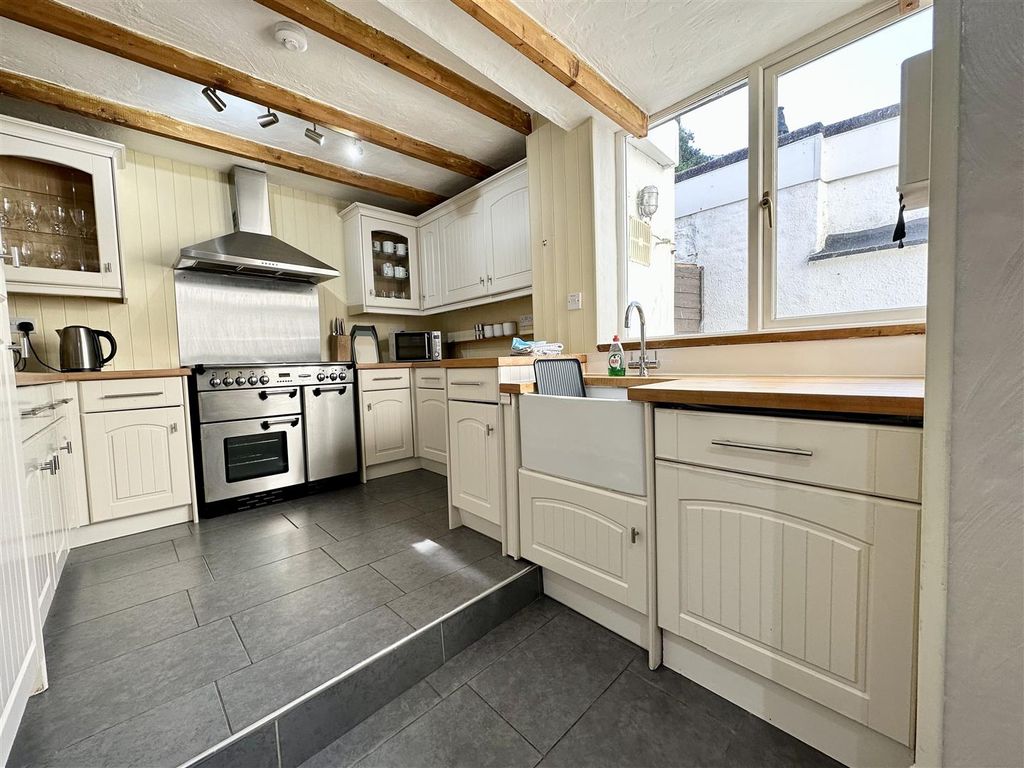 Property photo 3 of 11 Kitchen Area