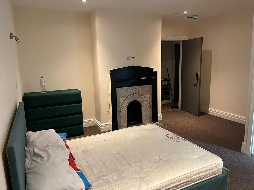 Property photo 2 of 5 Bedroom