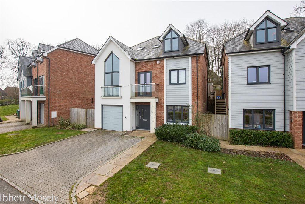 Property photo 2 of 16 Front Closer.Jpg