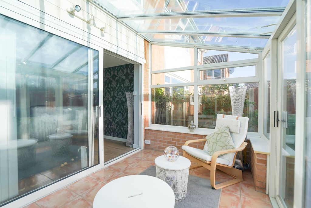 Property photo 3 of 18 Conservatory