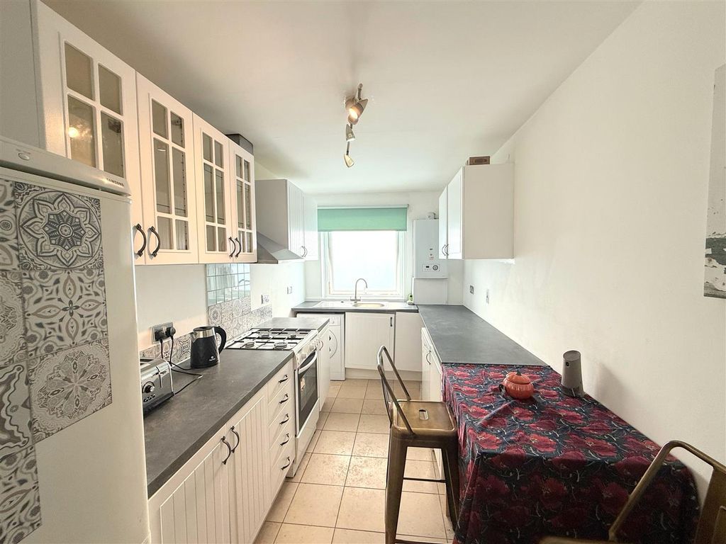Property photo 3 of 8 Kit.Jpeg