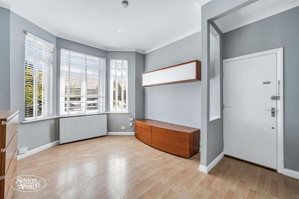 Property photo 3 of 10 168 Whitestile Road-4.Jpg