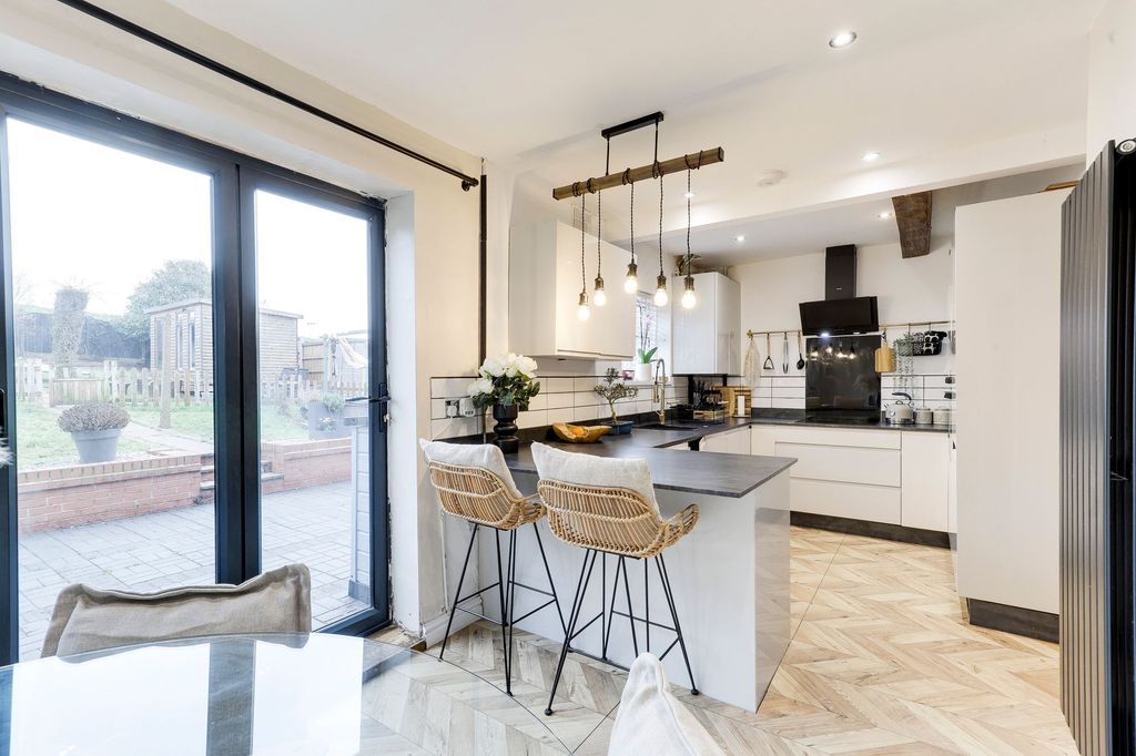 Property photo 2 of 21