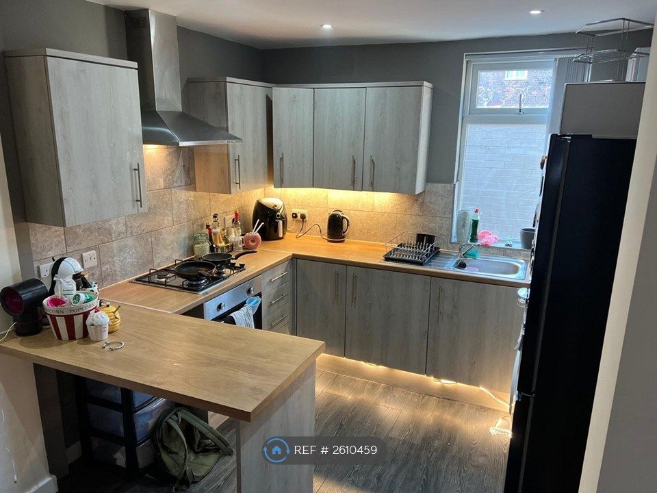 Property photo 3 of 14 Kitchen