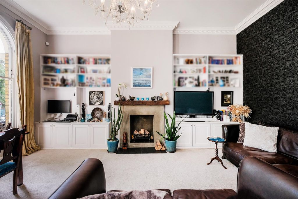 Property photo 3 of 25 Flat 2, 70 Hermon Hill-11.Jpg