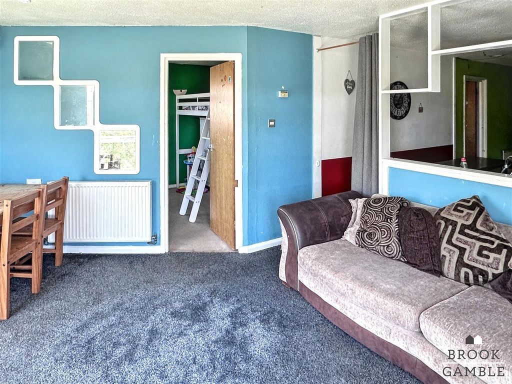 Property photo 3 of 15 01323 438506