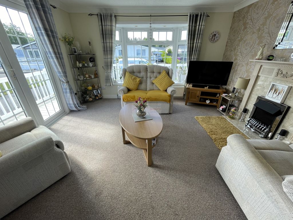 Property photo 3 of 17 Lounge A.Jpg