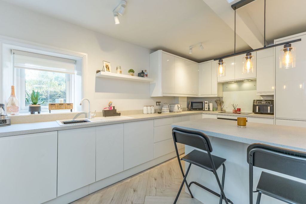 Property photo 3 of 17 Breakfast Kitchen