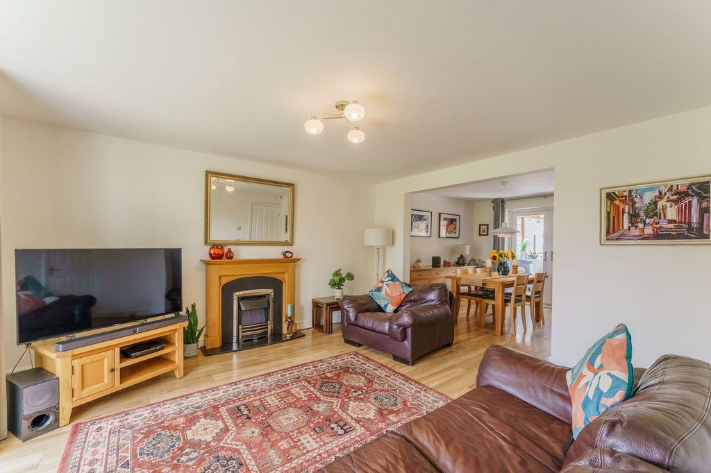 Property photo 2 of 28